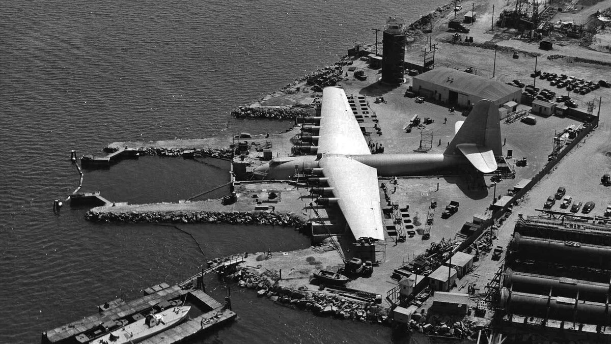 Hughes H-4 Hercules во время сборки. Взято из Яндекс-картинок 