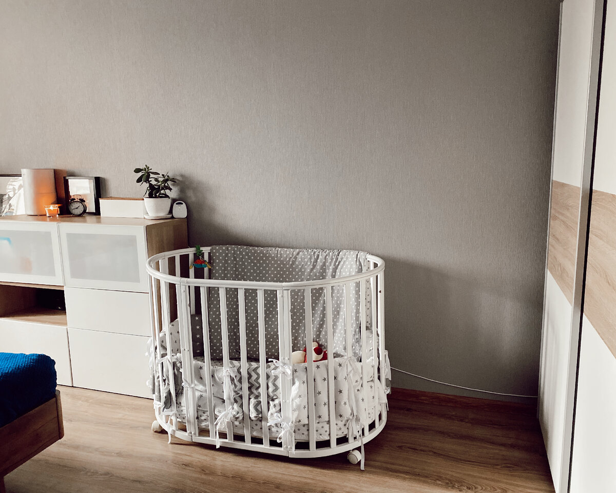 Сын ночью спит с нами в комнате, ночью переходит к нам. Справа шкаф, он маленький, но вмещает всю нашу одежду (мою и мужа). Ранее в спальне стоял телевизор, но мы передвинули его в детскую, когда сын засыпает в кроватке в спальне, муж играет в приставку или мы смотрим кино. 