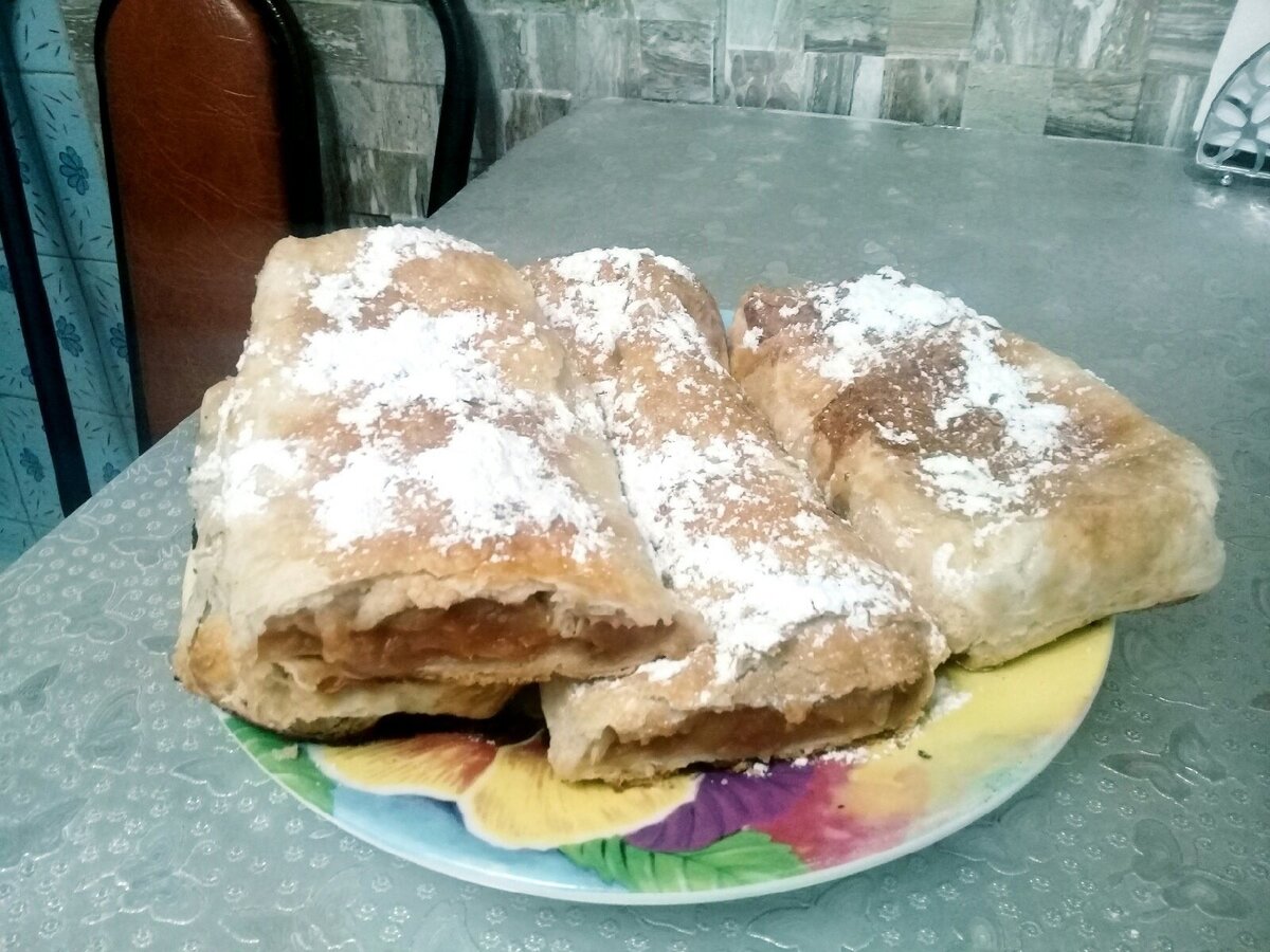 Яблочный рулет.