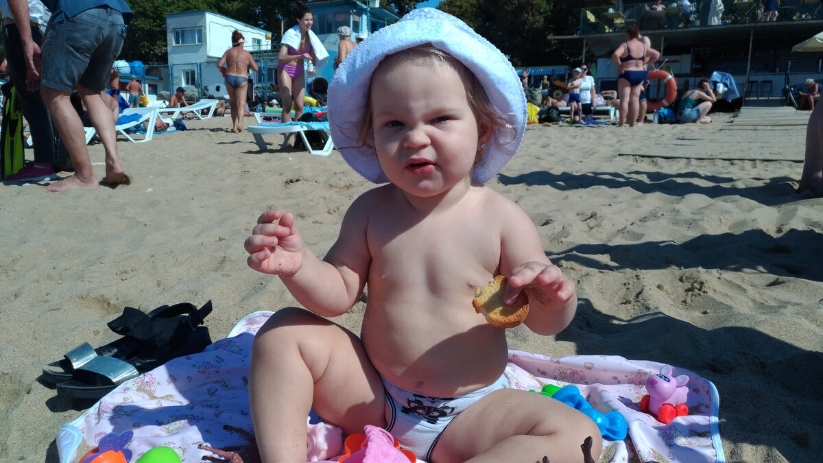 Как раз в тот день, когда мне позвонили с приглашением на практику, мы с Васяней были на пляже)