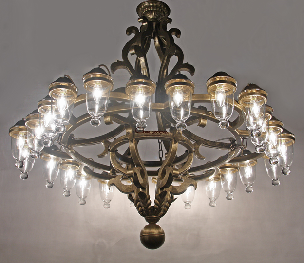 Фото с сайта  https://www.svetvostoka.ru/produktsiya/lyustry/lyustry-iz-bronzy