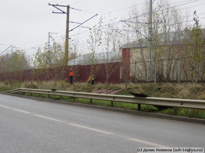 Заезжая на новую дорогу, я обратил внимание, что ведутся работы по ограждению вдоль ж/д полосы. Сначала подумал, что монтируют новое ограждение, но потом посмотрел прошлогодние фотографии и понял, что точно такой же забор здесь стоял уже год назад. Так что, его то ли снимают, то ли меняют - скоро узнаем