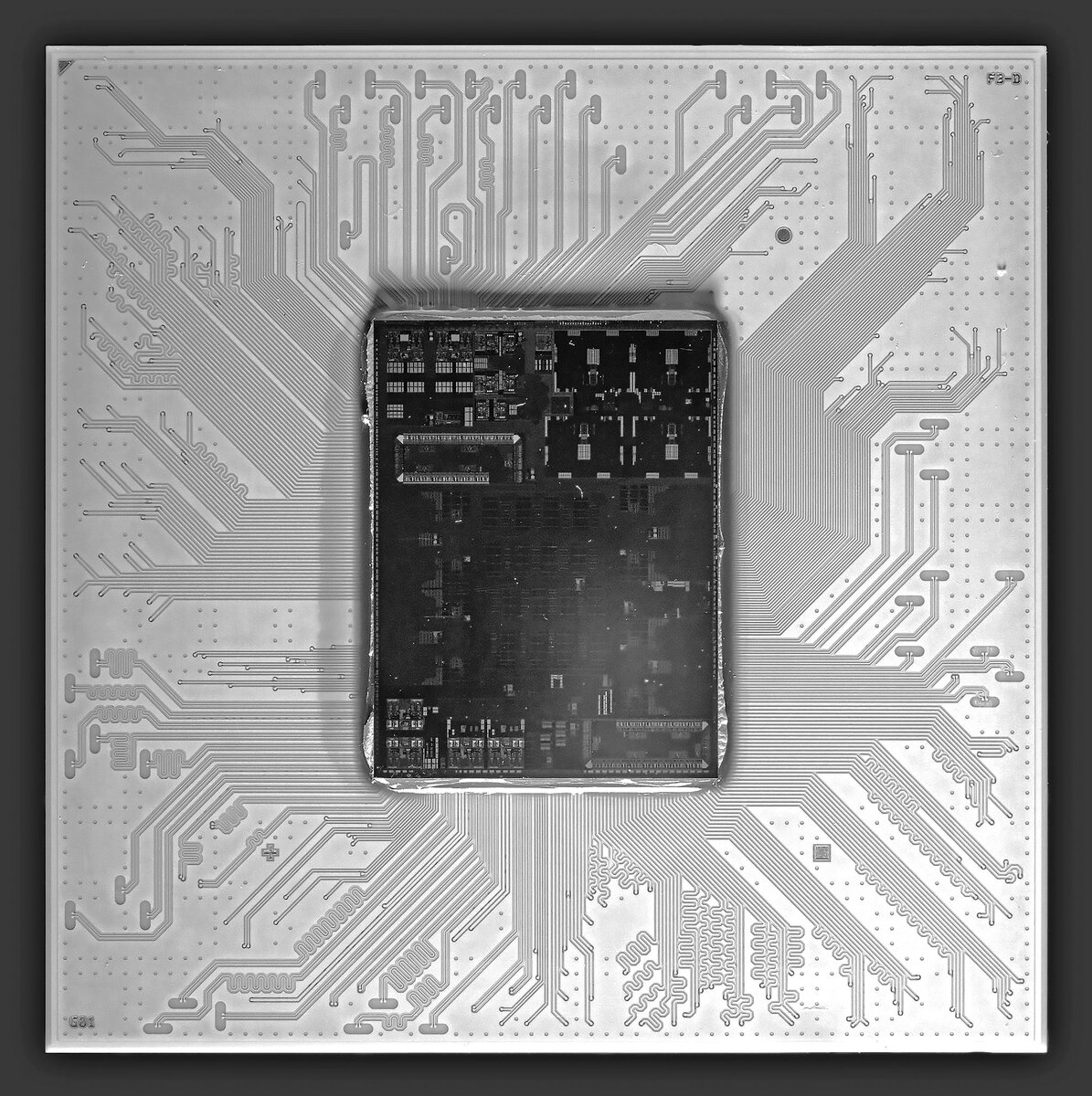 Кристалл Байкал-М на печатной плате носителя