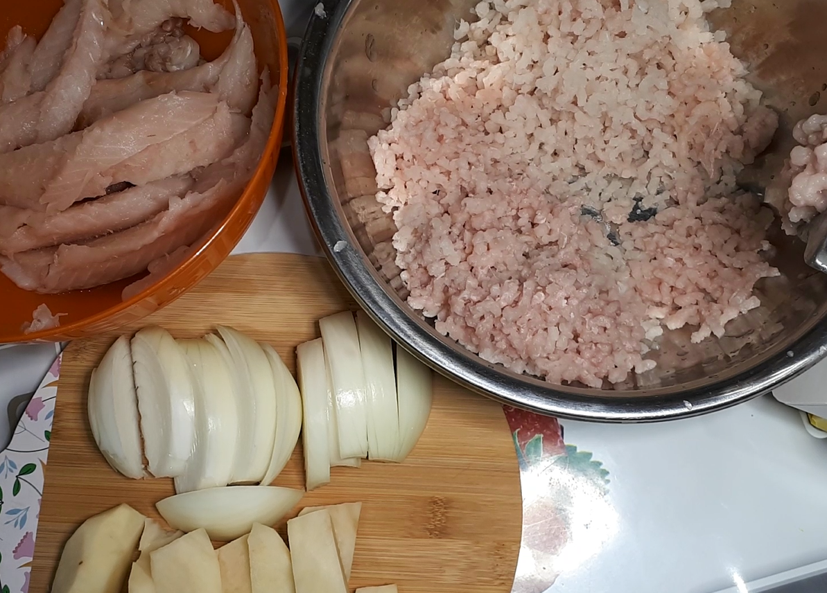 Все компоненты перекручиваем на мясорубке.