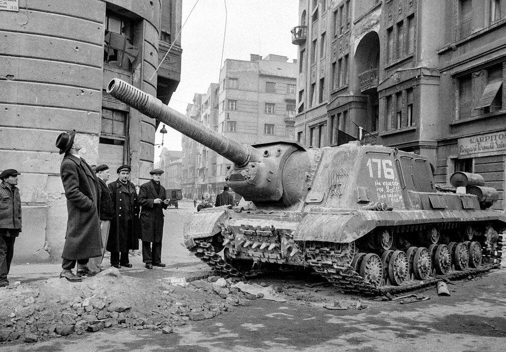 САУ -152 на улице Берлина.      фото: картинки  яндекса. 