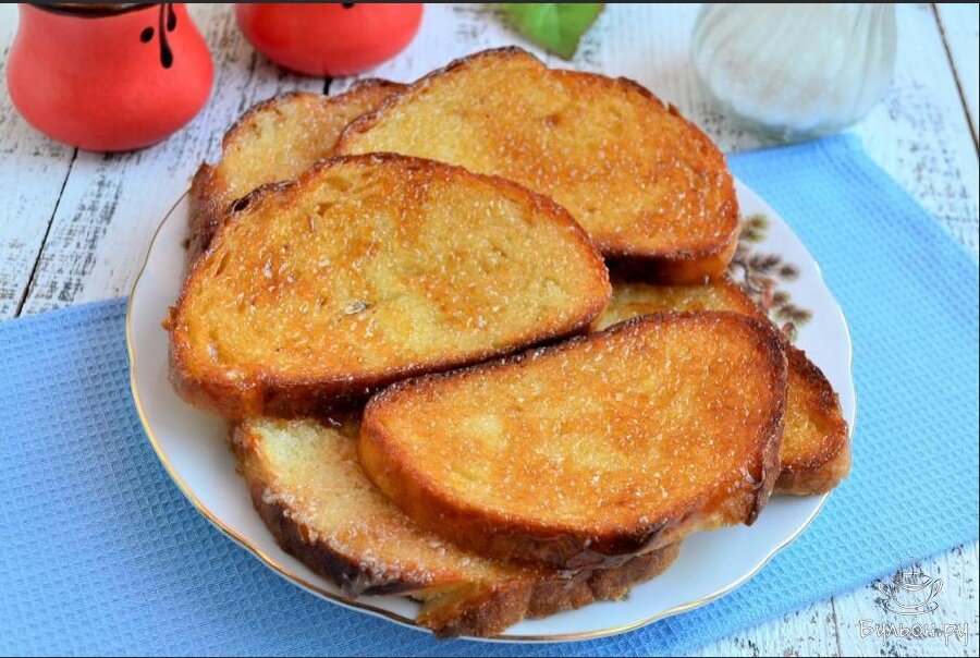 Батон с яйцом и молоком на сковороде. Жареный хлеб. Жареный хлеб в молоке. Гренки из батона. Гренки с яйцом.