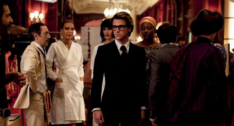 «Сен-Лоран. Стиль — это я» рассказывает о жизни дизайнера в 60-х и 70-х годах, когда он уже был на пике своей популярности. 