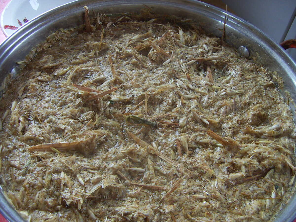 Берёшь кастрюлю побольше, заливаешь водой и ставишь на огонь.