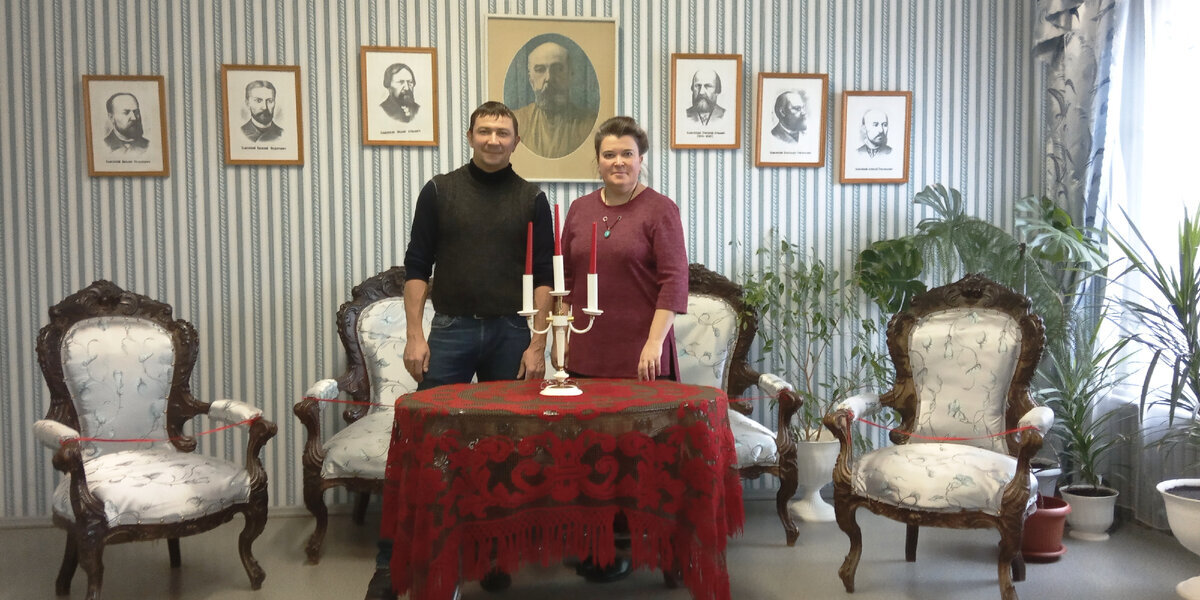 Наталья Токарева с Сергеем Сергеевичем Каменским в  экспозиции музея. Ноябрь 2018г. Сергей Сергеевич - это пра-пра-пра-правнук Федора Кузьмича Каменского, пермского купца и пароходчика. Сергей Каменский живет в Москве. Он гид-переводчик с иврита и английского. Любит путешествовать по миру, но о портрете он тоже не смог сообщить ничего.