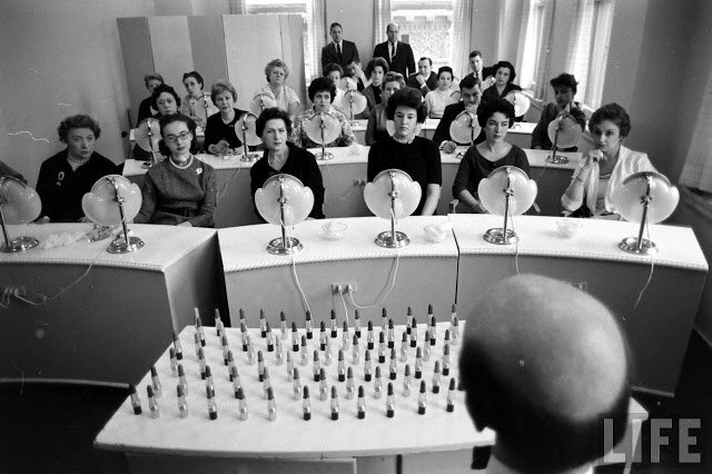 Испытательницы перед тестами помад. Фотограф журнала LIFE Йель Джоэл