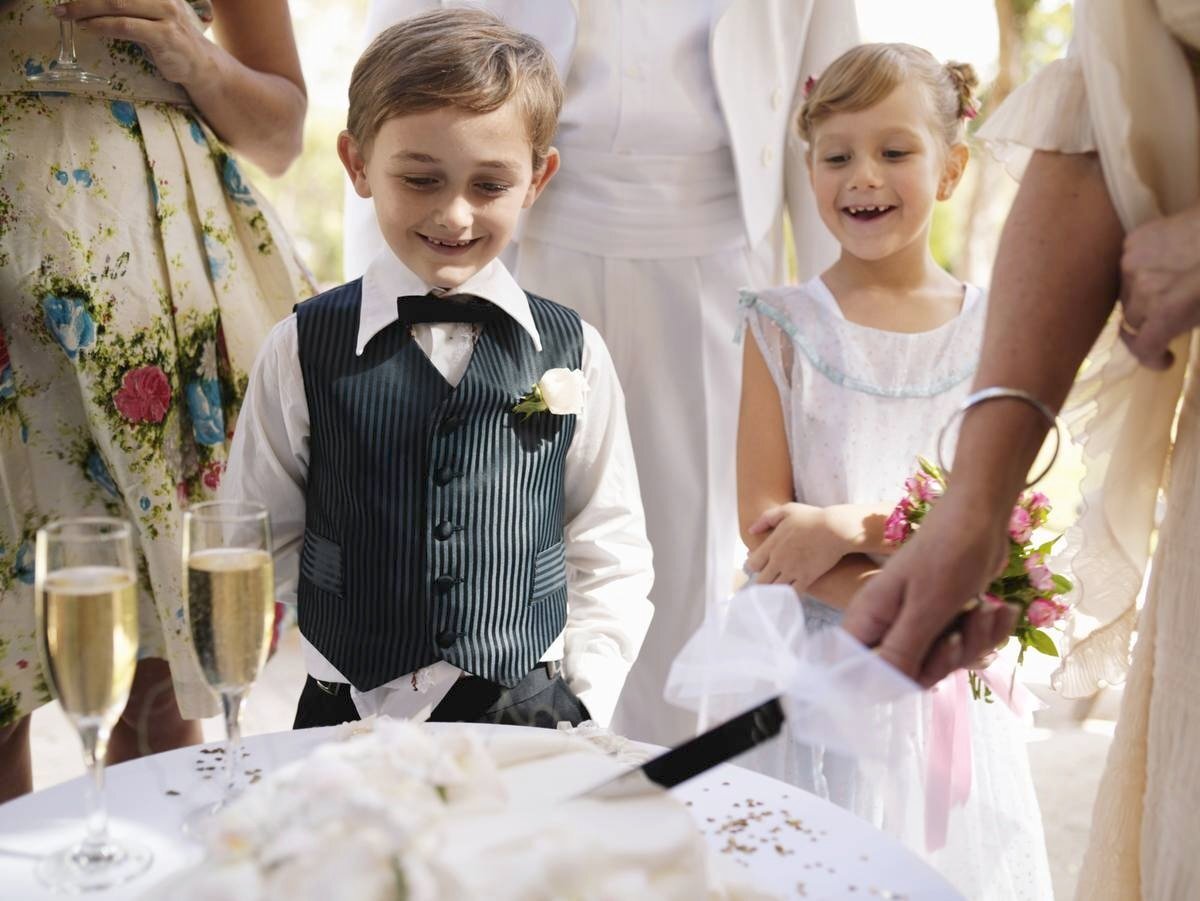Дети о замужестве. Дети на свадьбе. Дети в свадебных нарядах. Свадебная церемония с детьми. Мальчики на свадьбе дети.