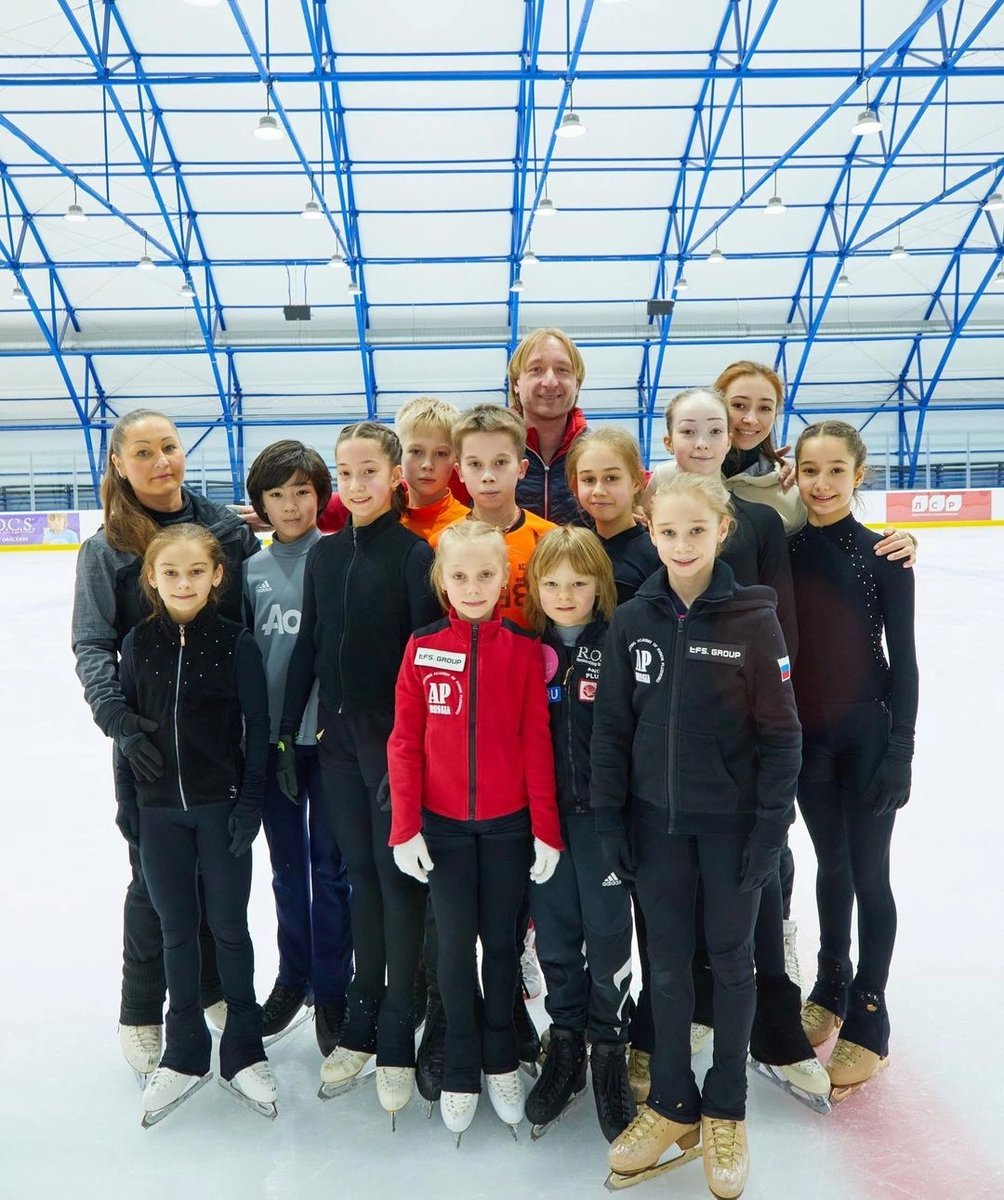 Евгений Плющенко с учениками. Фото из открытых источников 