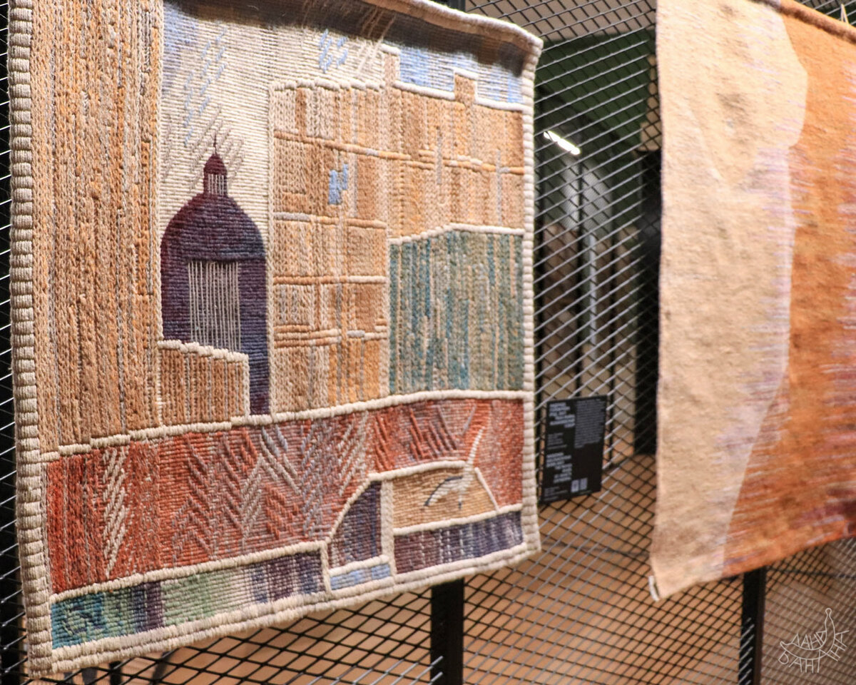 Современный мегаполис? А может, заброшенный остров? Гобелены — настоящая загадка!