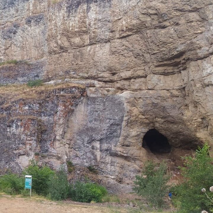 Скала Калим-Ускан. Пещера Салавата Юлаева. Июль 2020. В пещеру можно забраться по лестнице. 