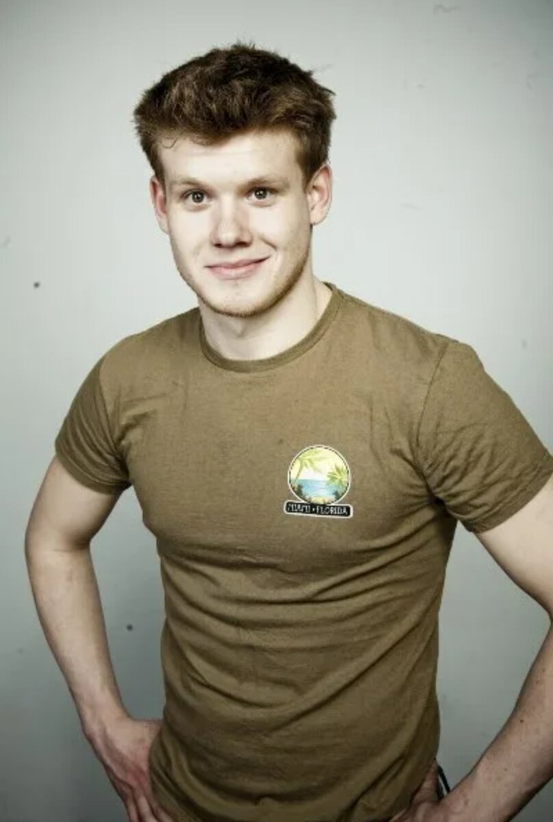 рыжий из кухни актер. официант илья в сериале кухня. виктор хориняк кухня. андрей бурковский. андрей бурковский сериалы.