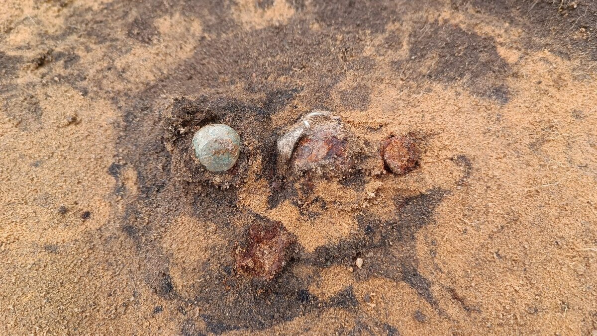 Рис. 1. Клад на раскопе ЗС-1 / июль 2022