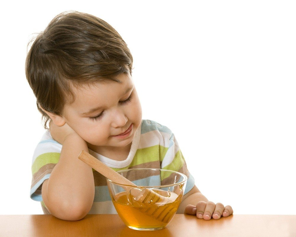 Дети едят масло. Мед для детей. Ребенок ест мед. Мальчик с медом.