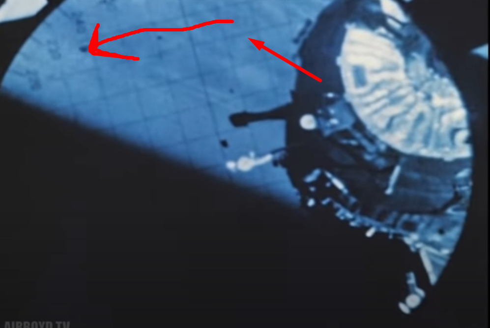 Дальше мы наблюдаем следующую картину.
Обломок по загадочной траектории изменил своё направление.
А это точно снято в космосе?