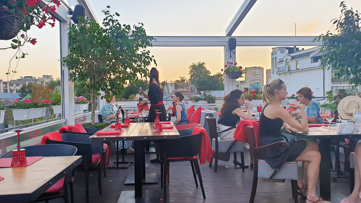 Веранда просторна и озеленена