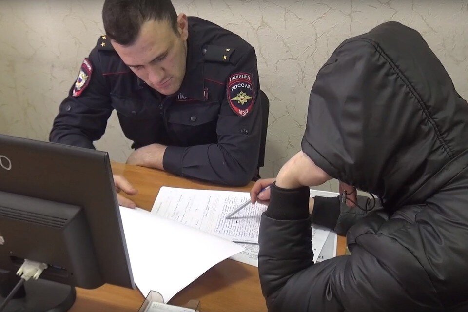     Уличный грабитель похитил у жителя Липецка 20 тысяч рублей  принтскрин видео.