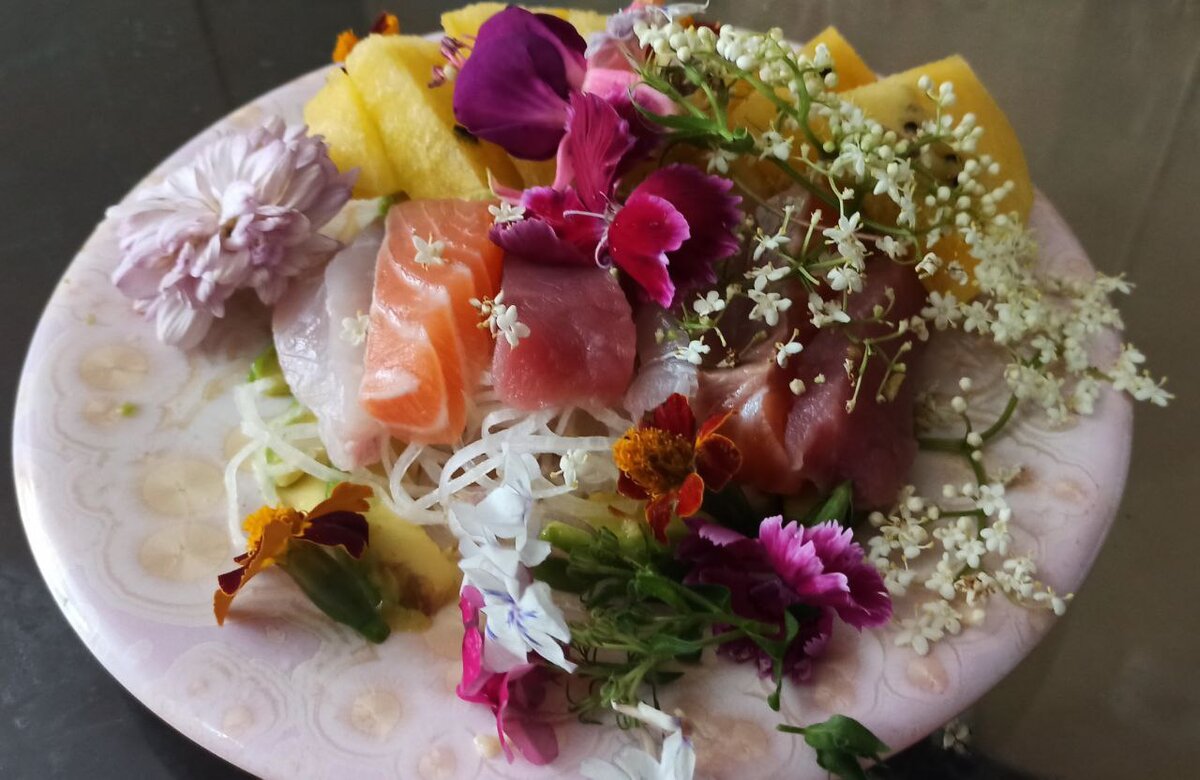 Мой хаотичный сашими со съедобными цветами - лосось, тунец и желтоперый тунец, а ещё настурции и хризантемы
