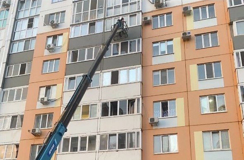    Оренбуржец поднялся на 7 этаж, чтобы вручить букет любимой. Фото предоставлено КП Никитой Харитоновым