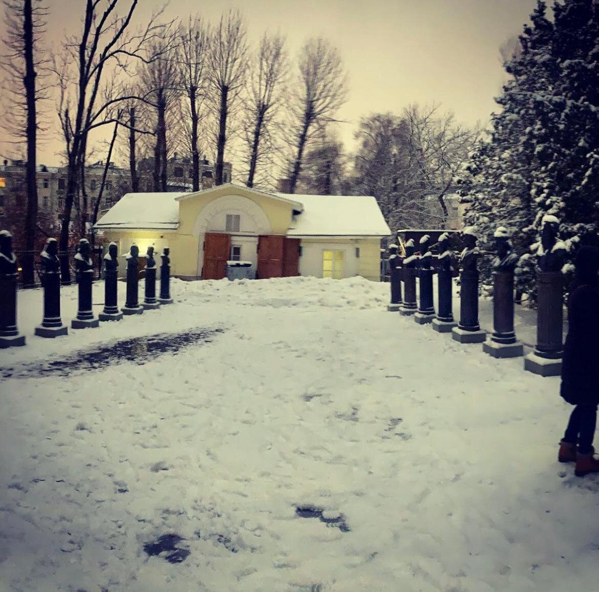 Аллея правителей России перед усадьбой Тургеневых-Боткиных © "Покажу Москву"