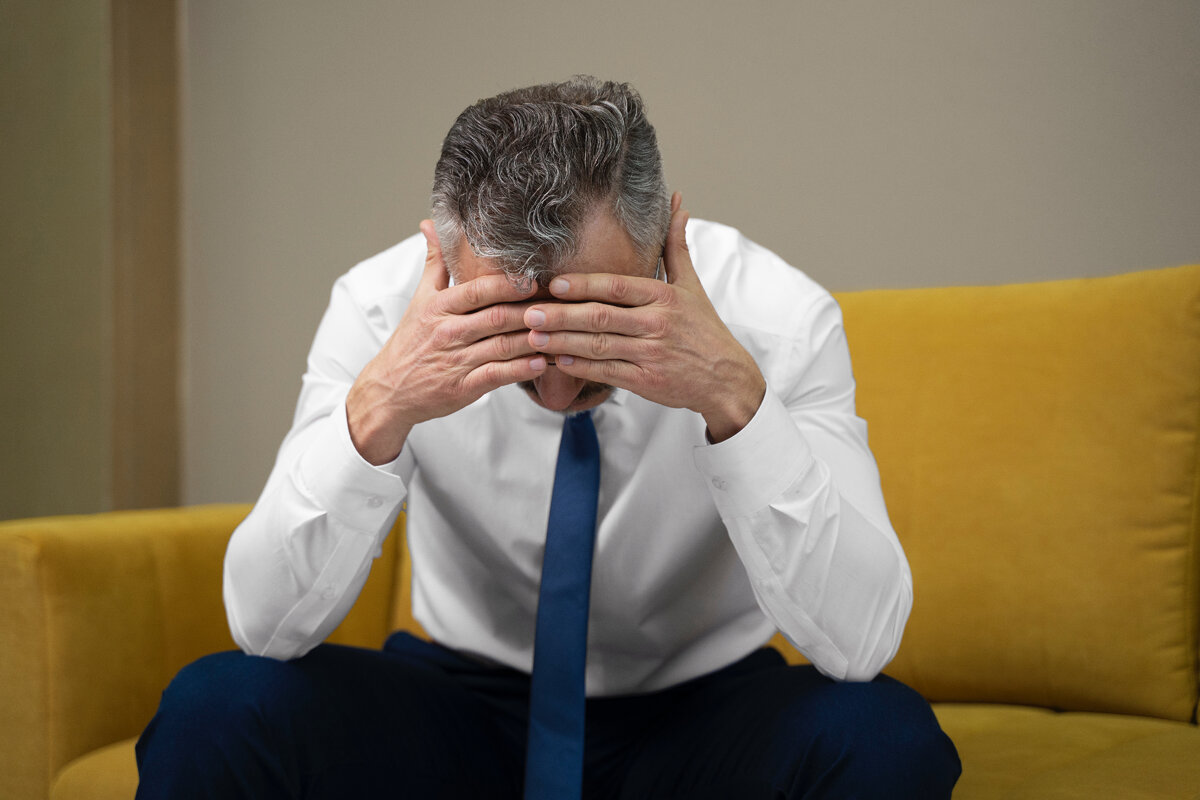 Изображение от <a href="https://ru.freepik.com/free-photo/front-view-sad-man-at-work_27645117.htm#query=%D0%BE%D0%B1%D0%BC%D0%B0%D0%BD&position=5&from_view=search&track=sph">Freepik</a>