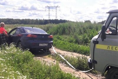    Застрявший на дороге в Подмосковье автомобиль © Пресс-служба Комитета лесного хозяйства Московской области