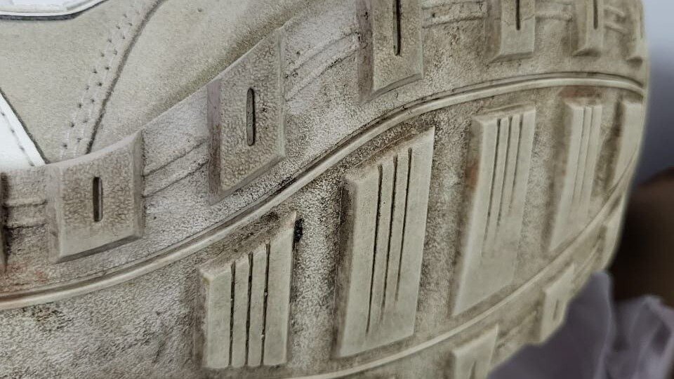     Жительница Красноярска заказала в одном из крупных маркетплейсов новые кроссовки, а получила поношенные. Обувь неприятно пахла.