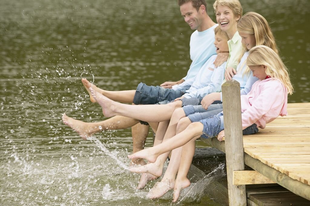Своими семью озерами. Семья у реки. Семья воды. Семейная фотосессия у воды. Семейная фотосессия у реки.