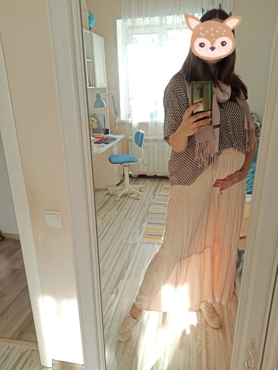 На седьмом месяце беременности. Животик пока не такой большой. 