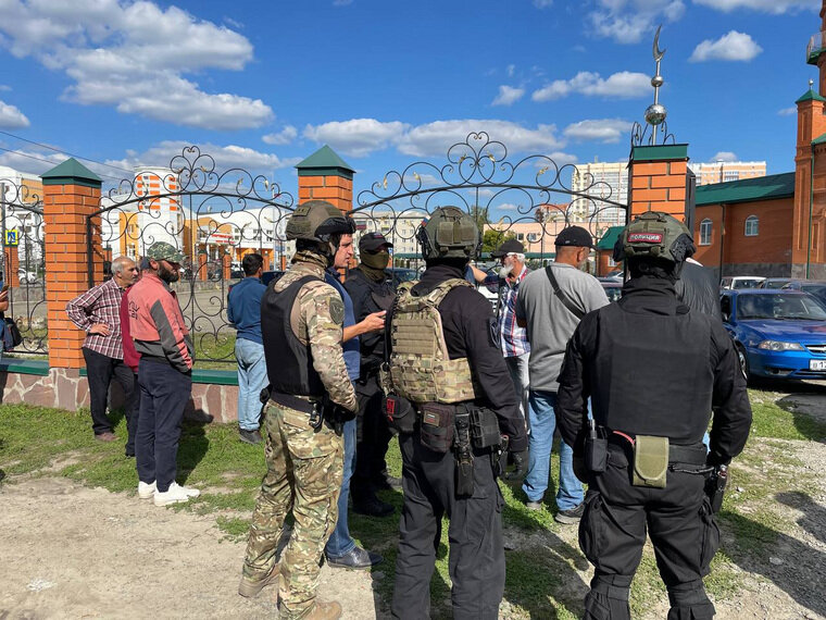    Полицейские вместе с сотрудниками военкомата проверяют наличие воинского учета у уприхожан