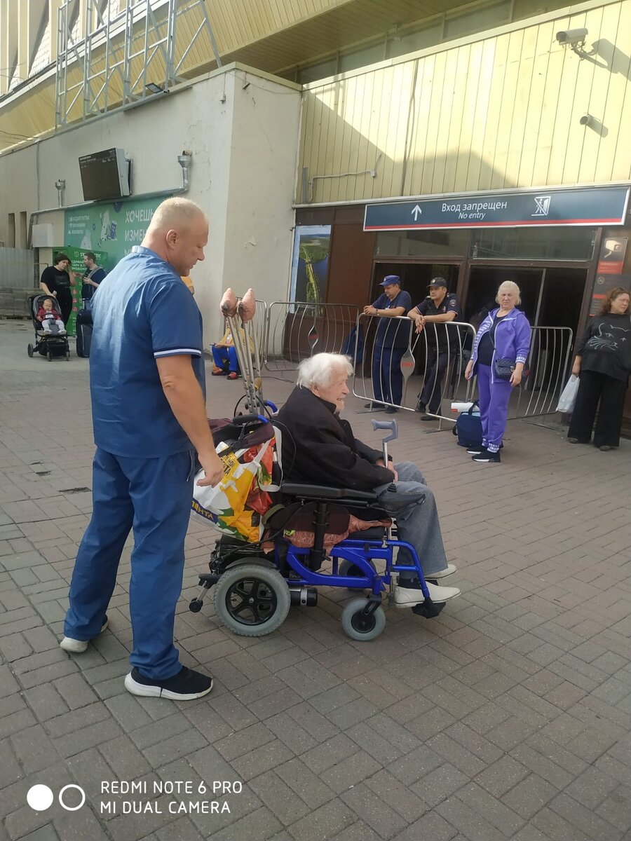 Леонид Владимирович на вокзале с сотрудниками соцпатруля