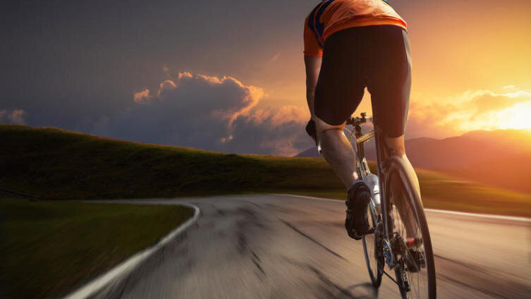    Чем велосипед лучше велотренажера? Фото: lassedesignen, Shutterstock.com