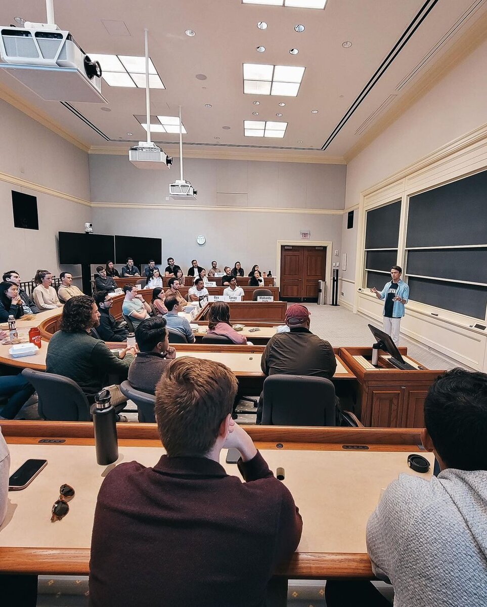    Ник де Врис в Гарвардской школе бизнесаФото: Соцсети