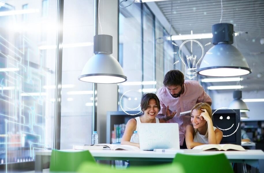 Источник фото: https://www.shutterstock.com/image-photo/group-international-university-students-having-fun-520149598