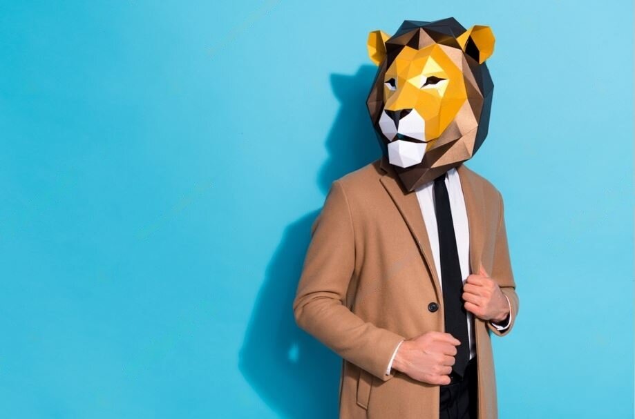 Источник фото: https://www.shutterstock.com/image-photo/photo-eccentric-weird-guy-lion-mask-2090540767