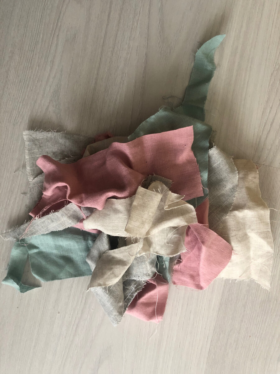 Выбрала из своего хомячьего пакета  лоскуты единые по цвету, отутюжила их.