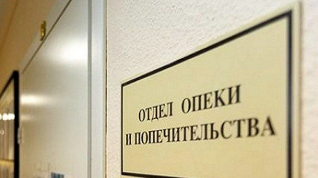     Мужчина из Буденновского округа пытаются помешать оформить опеку над дочерью умершей жены, рассказал NewsTracker сам мужчина.