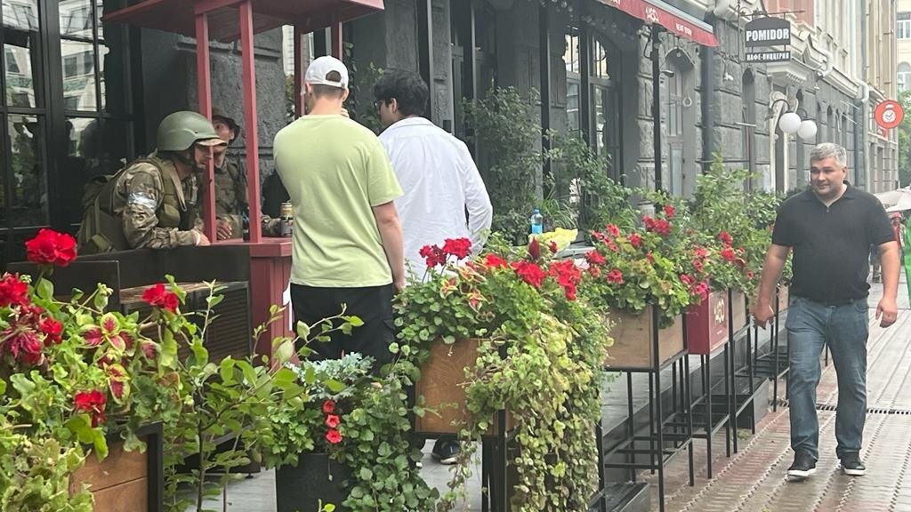     Жители Ростова стали разыскивать в соцсетях бойцов «Вагнера», с которыми подружились во время выступления, сообщения об этом массово публикуются в соцсетях.