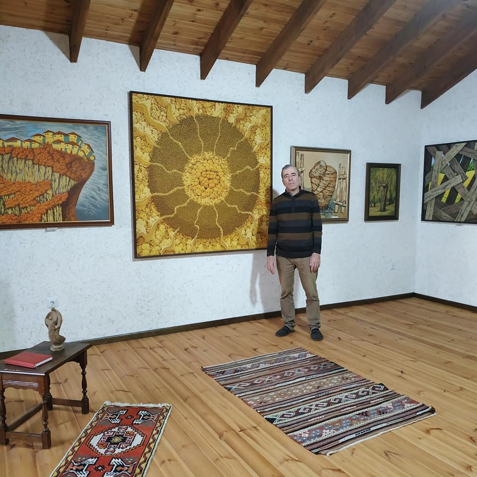 Основатель дома-музея Айдер Халилов в картиной галерее "Золаман"