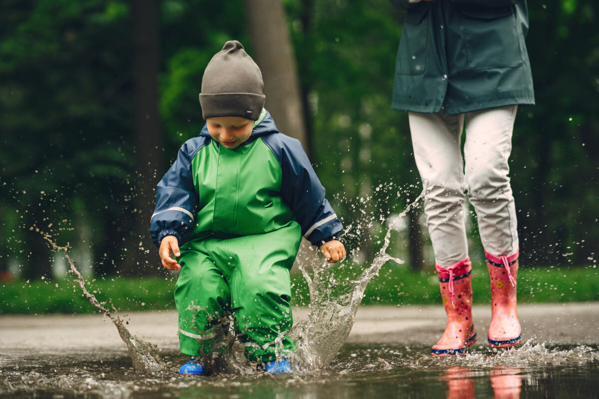 <a href="https://ru.freepik.com/free-photo/funny-kid-in-rain-boots-playing-in-a-rain-park_9345189.htm#query=%D0%B3%D1%80%D1%8F%D0%B7%D1%8C&position=44&from_view=search&track=sph">Изображение от prostooleh</a> на Freepik