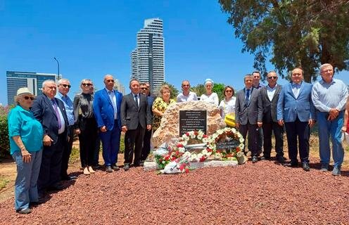 Участники церемонии открытия камня благодарности. Фото пресс-службы Министерства труда Кыргызстана