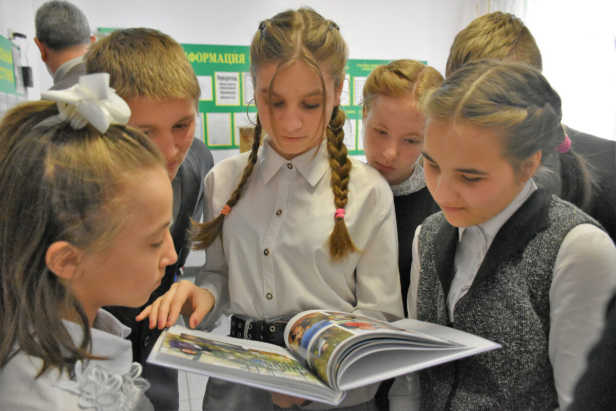 Воспитанники Неверкинской школы-интерната (Пензенская область) знакомятся с книгой "Путешествие по Пензе и области глазами детей", изданной с их участием в 2022 г.