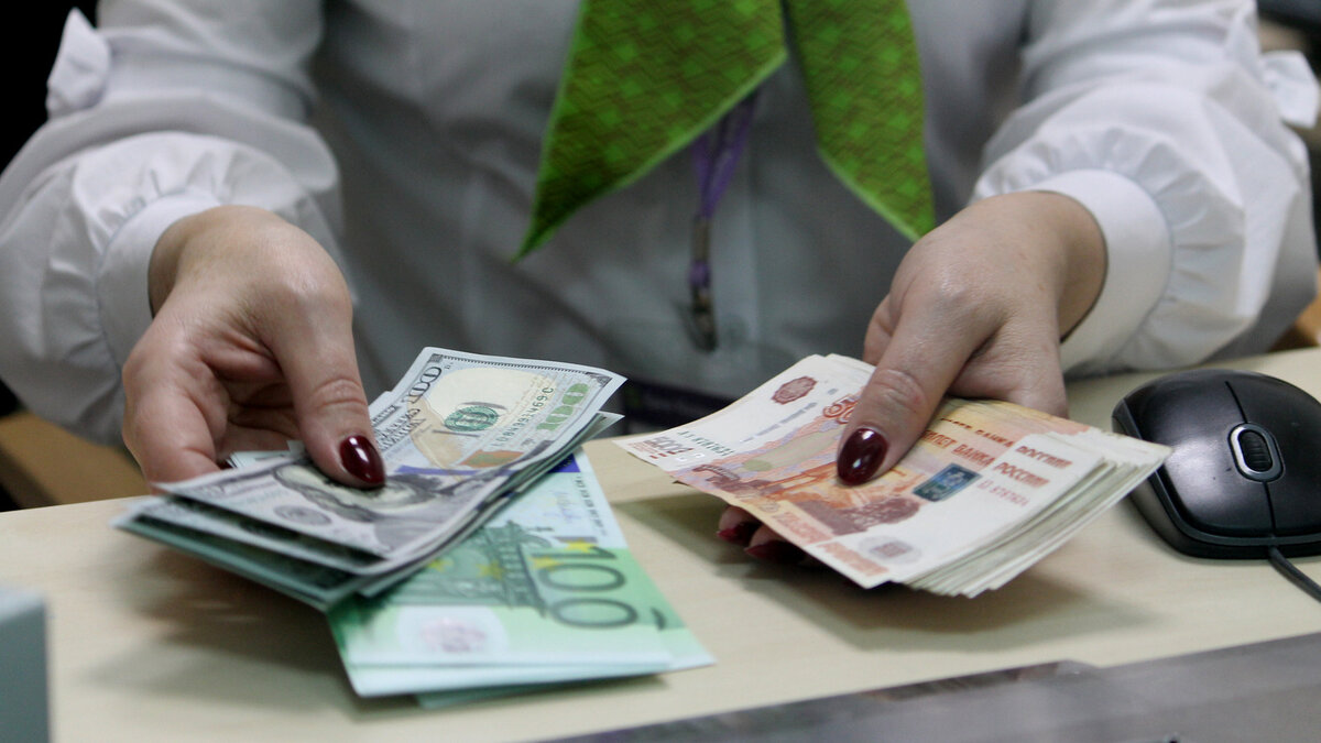     Курс доллара достиг 88 рублей на Московской бирже в последний день июня, волгоградские банки отреагировали на колебания американской валюты, сообщают «НовостиВолгограда.ру».