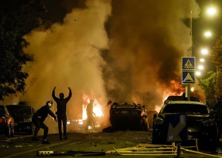    Во Франции протестующие ранили около 250 сотрудников полиции и сожгли 20 автобусов