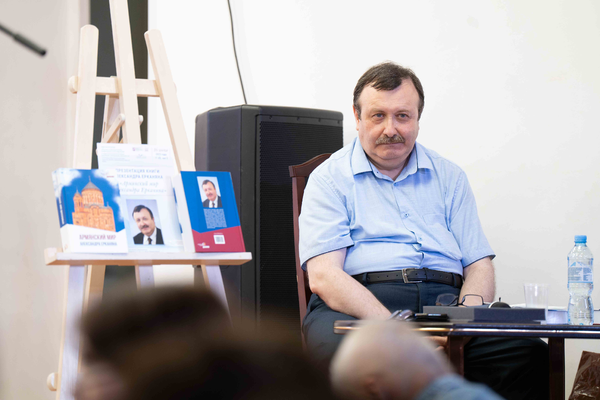 Недавно состоялось очень значимое для меня событие. Была издана моя книга «Армянский мир Александра Ерканяна». В Москве состоялись две её торжественные презентации. Но обо всём по порядку.-11