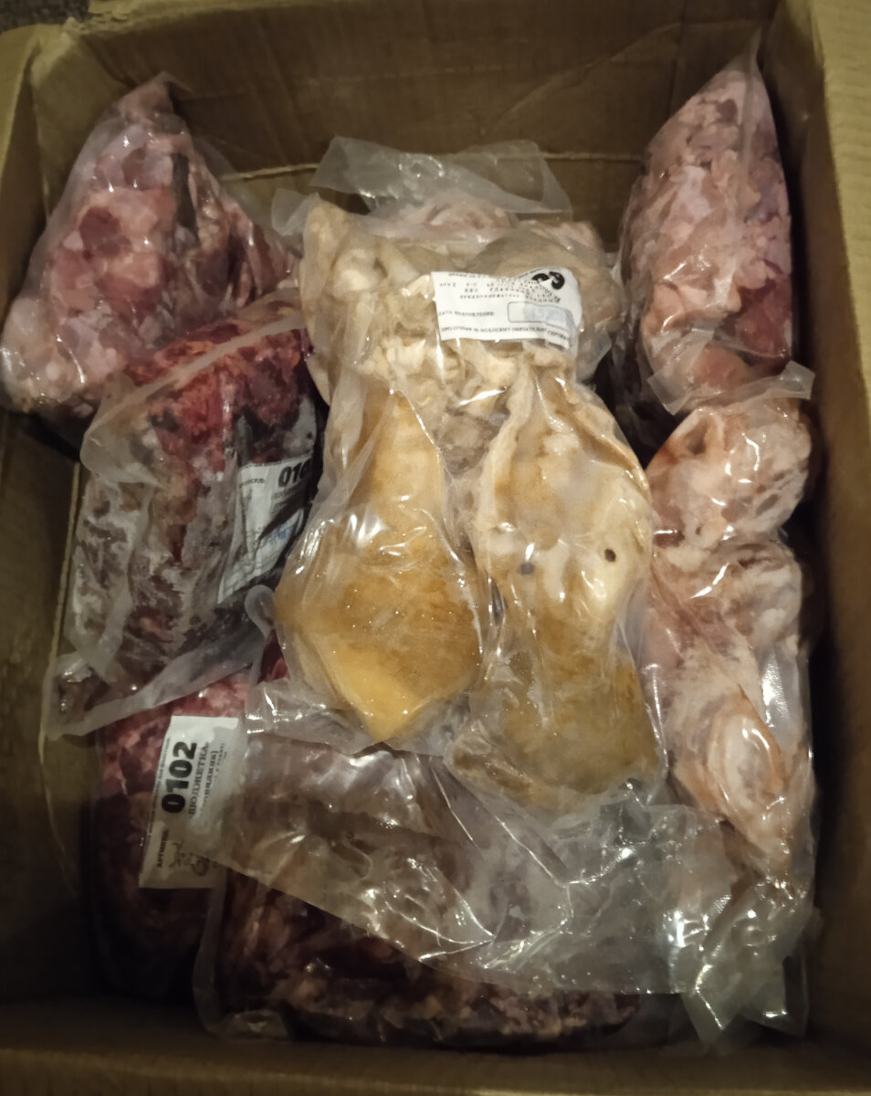 Такую коробочку с мясом мы получили.