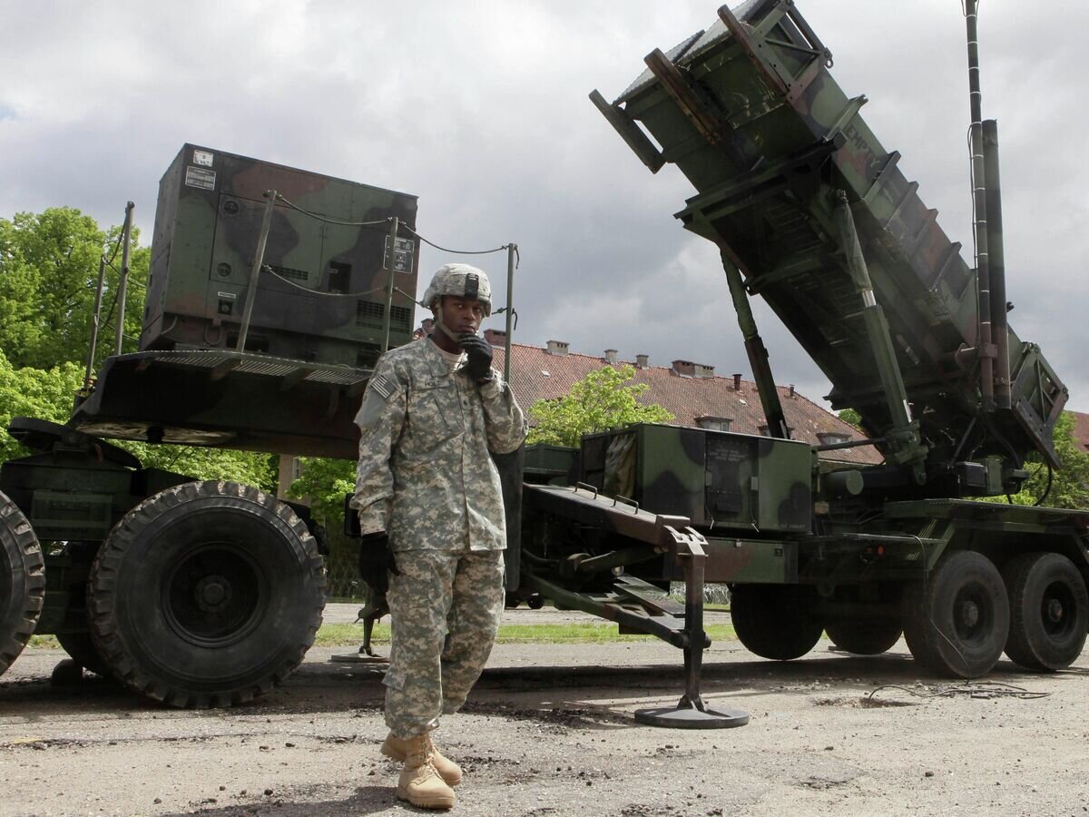    Американский военный стоит рядом с зенитно-ракетным комплексом Patriot на военной базе в Мораге, Польша© AP Photo / Czarek Sokolowski, File